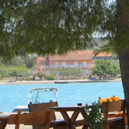 Artina 2 Semesterbostad Lovište